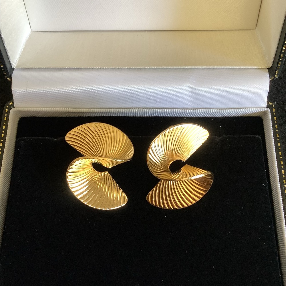 Vintage Tuleste gold tone earrings.